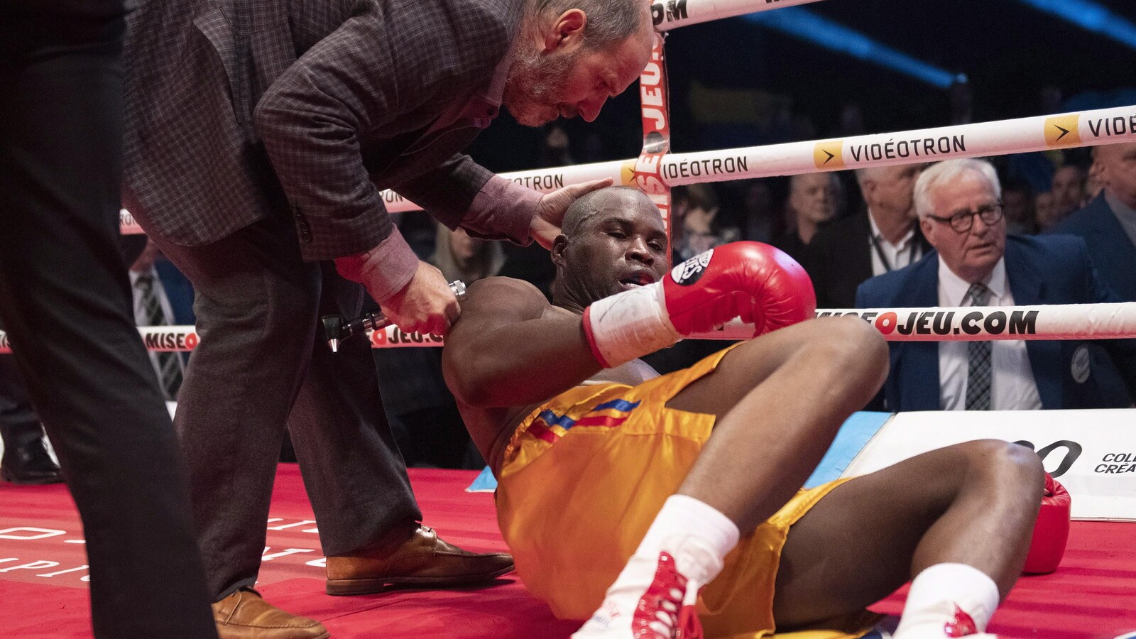 Adonis Stevenson est étendu sur le sol