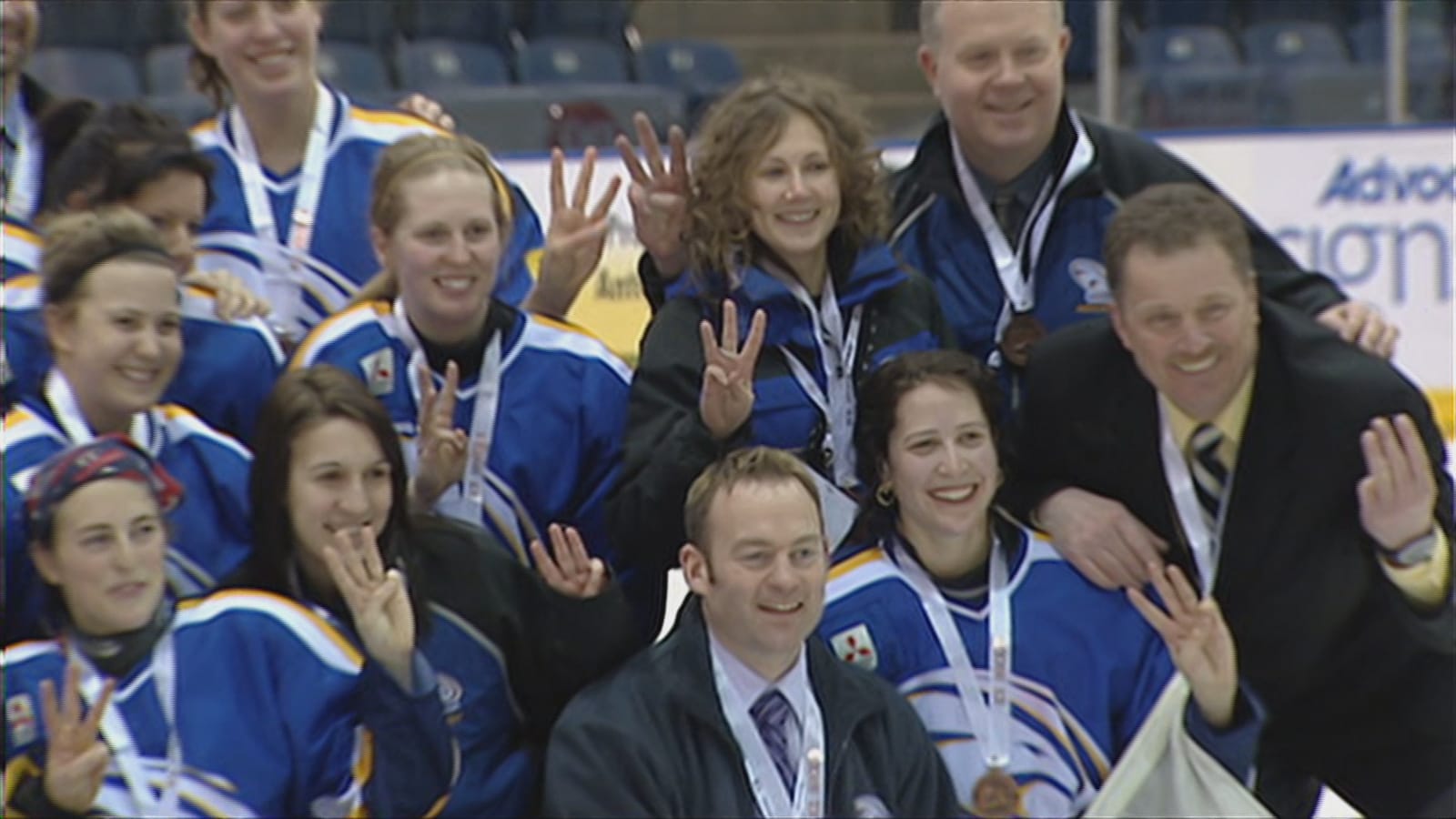 Denis Ross, à droite, a remporté la médaille de bronze au Championnat canadien de hockey féminin en 2009.