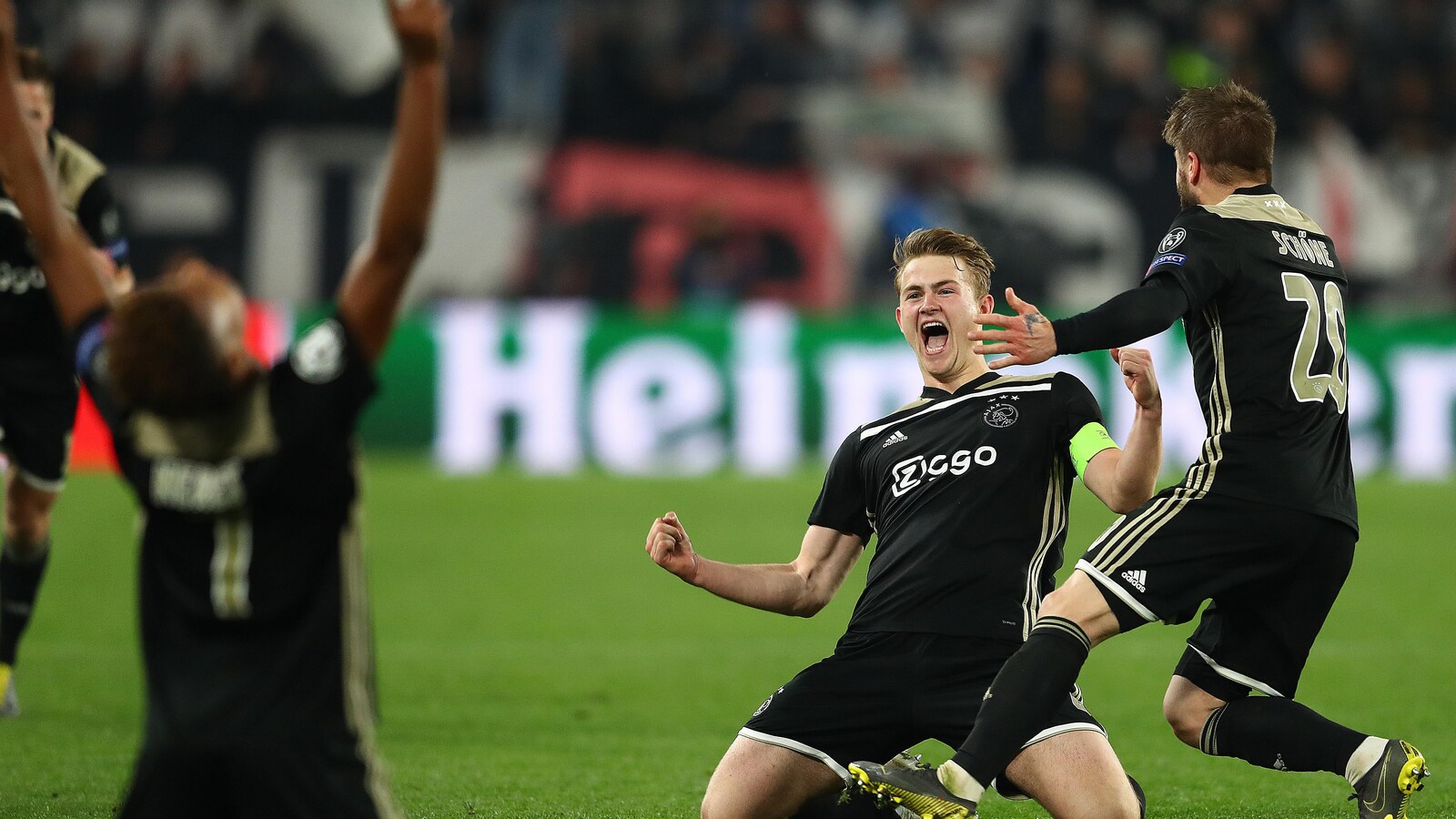 Matthijs de Ligt, de l'Ajax, glisse à genoux sur le terrain.