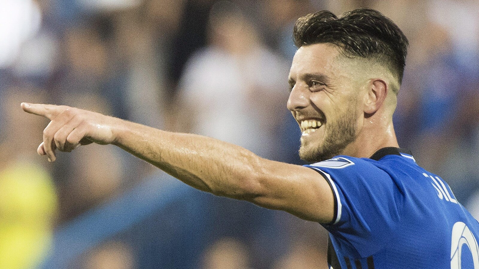 Alejandro Silva pointe l'un de ses coéquipiers de l'Impact.
