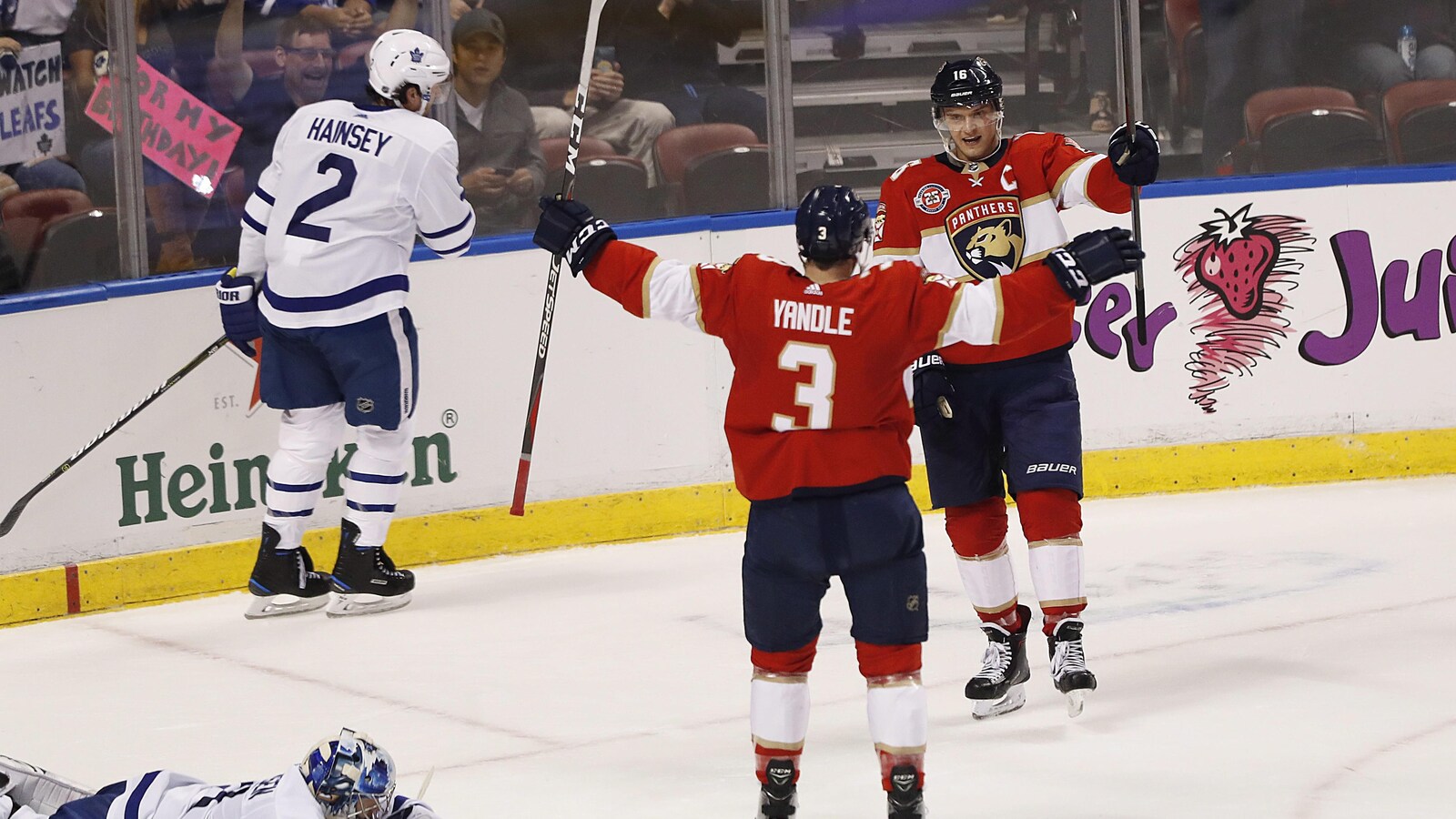 Aleksander Barkov (à droite) célèbre son but contre les Maple Leafs.