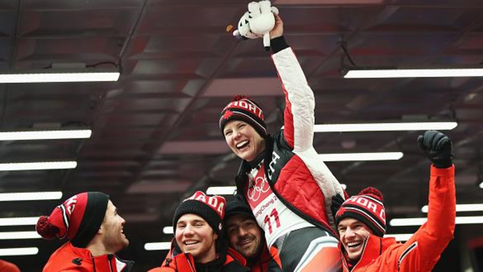 Alex Gough soulevée par ses coéquipiers Tristan Walker, Mitchell Malil, Sam Edney et Justin Snith après sa médaille de bronze en luge à Pyeongchang.