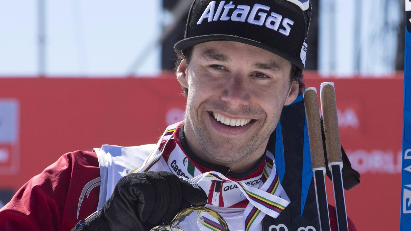 Alex Harvey sourit, avec une médaille au cou.