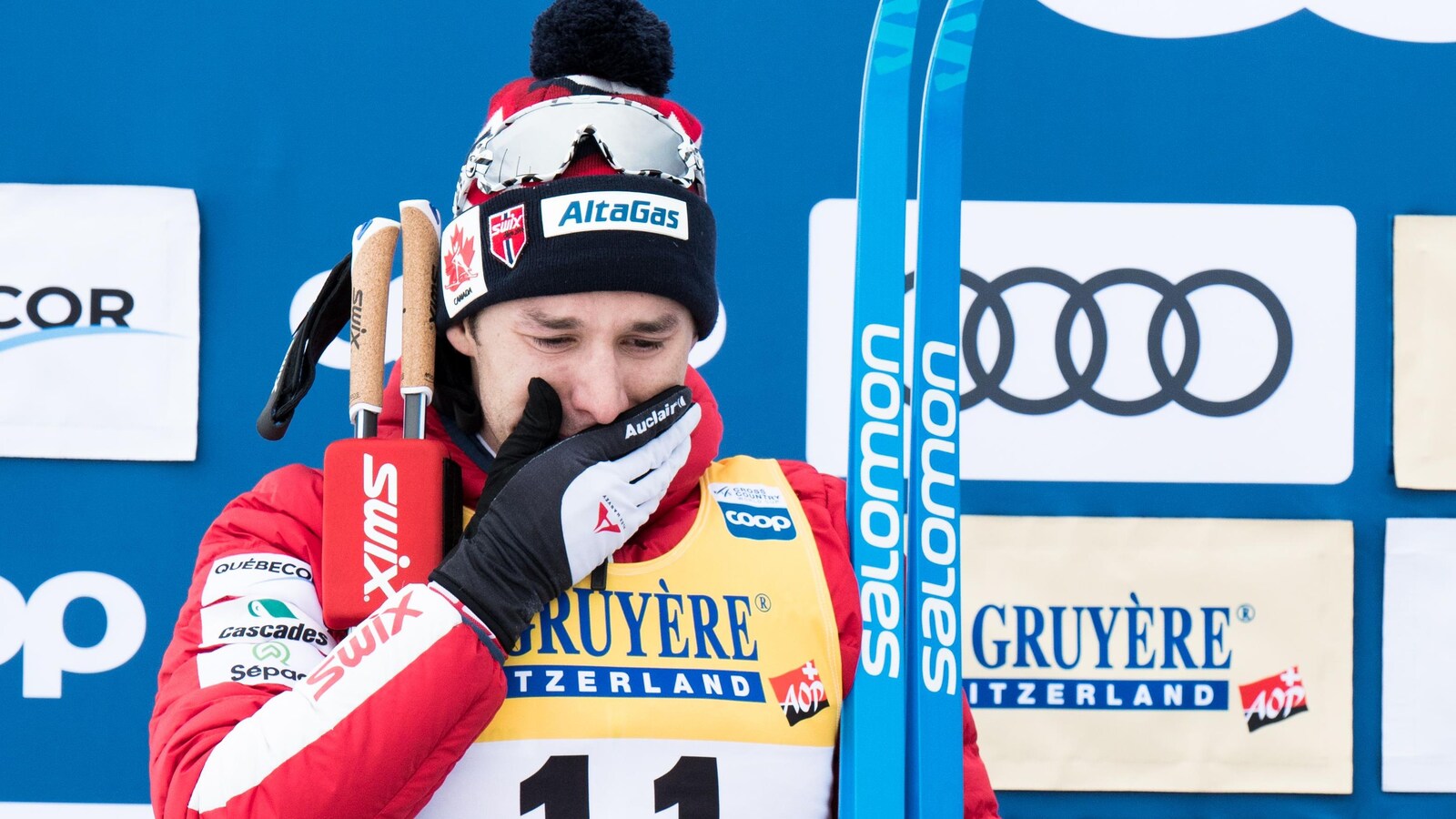Alex Harvey, très ému, sur le podium du 15 km classique départ groupé à Québec