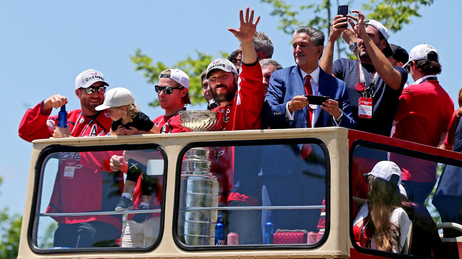 Alex Ovechkin avec la coupe Stanley pendant le défilé
