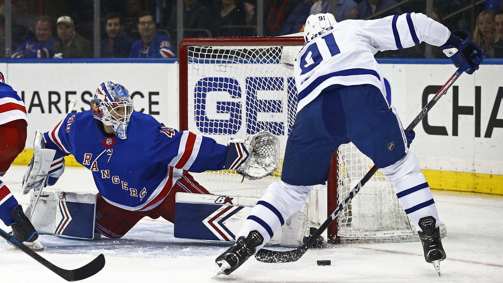 Le gardien Alexandar Georgiev se dresse devant John Tavares.