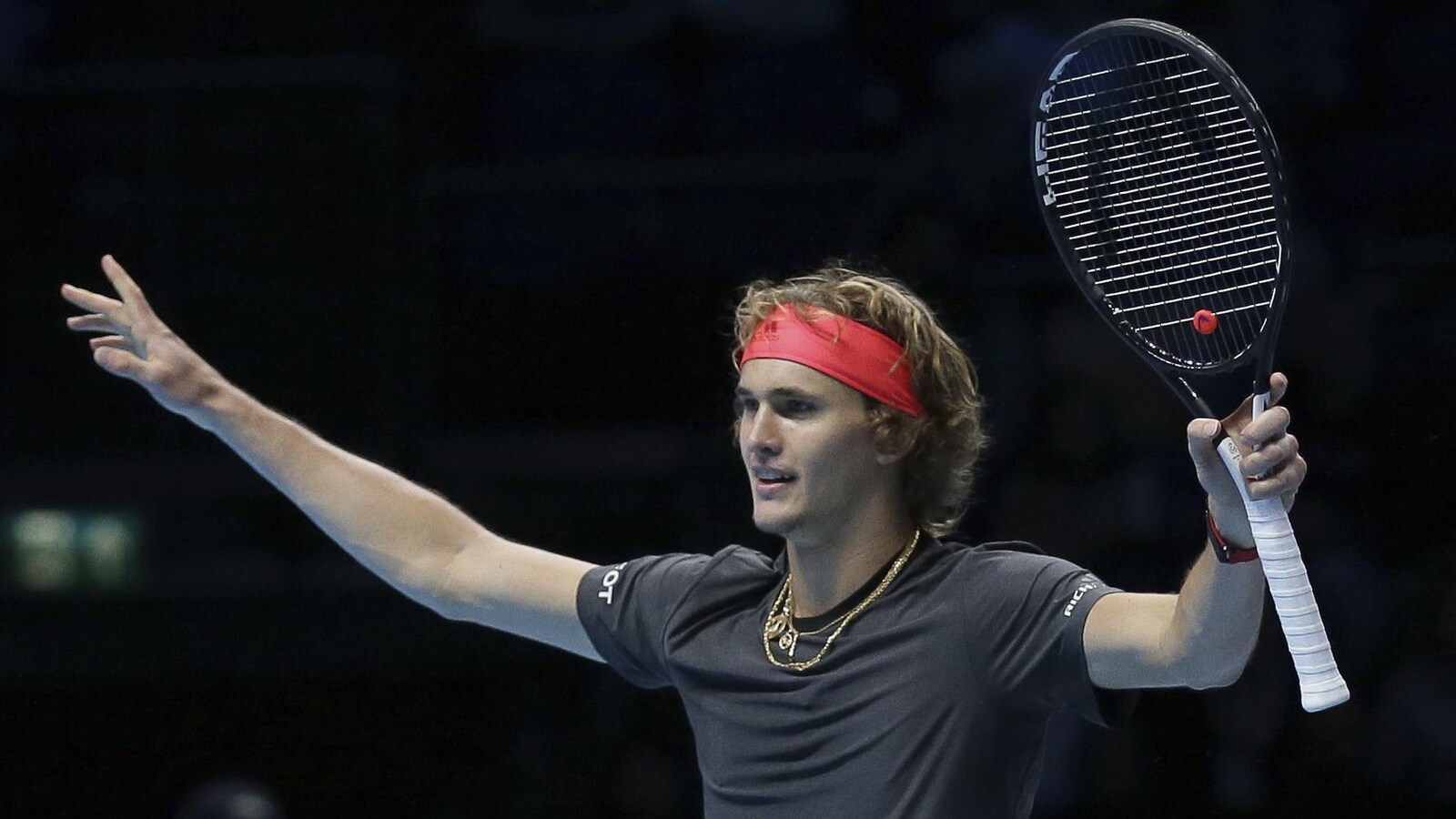 Alexander Zverev lève les bras après avoir décroché sa place en demi-finale à Londres