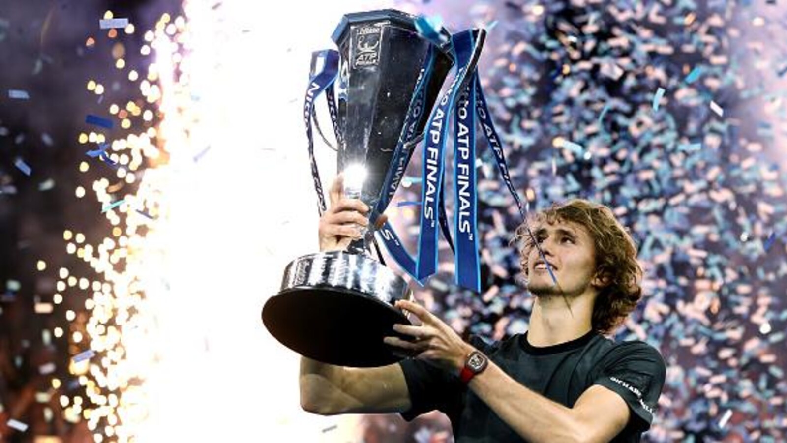 Il soulève le trophée, à Londres, en novembre dernier.