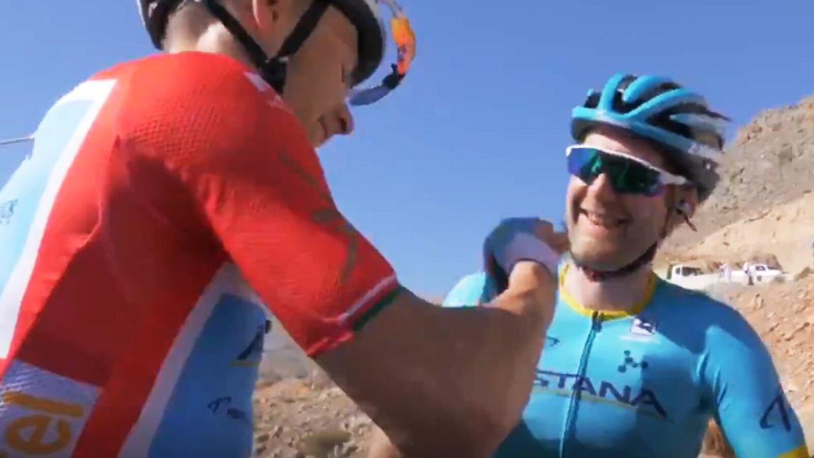 Hugo Houle et Alexeï Lutsenko à l'arrivée de la 5e étape du Tour d'Oman