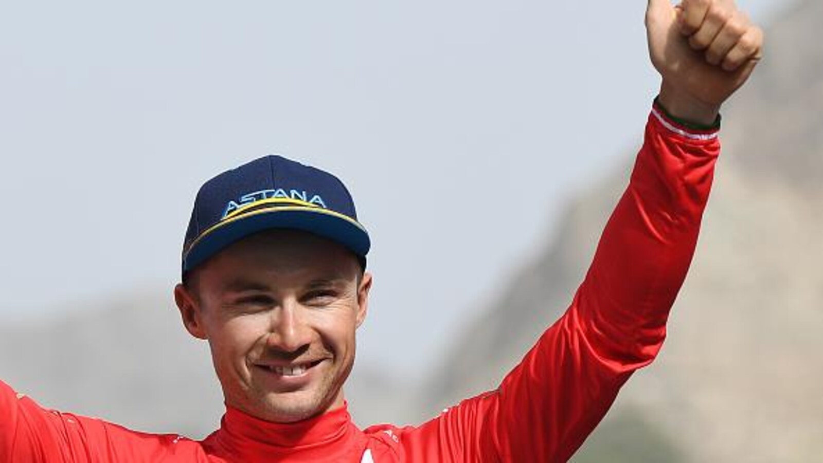 Alexey Lutsenko, tout sourire, après sa victoire au Tour d'Oman
