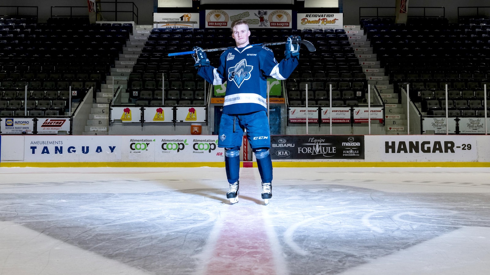 Alexis Lafrenière se tient au centre de la patinoire du Colisée de Rimouski.