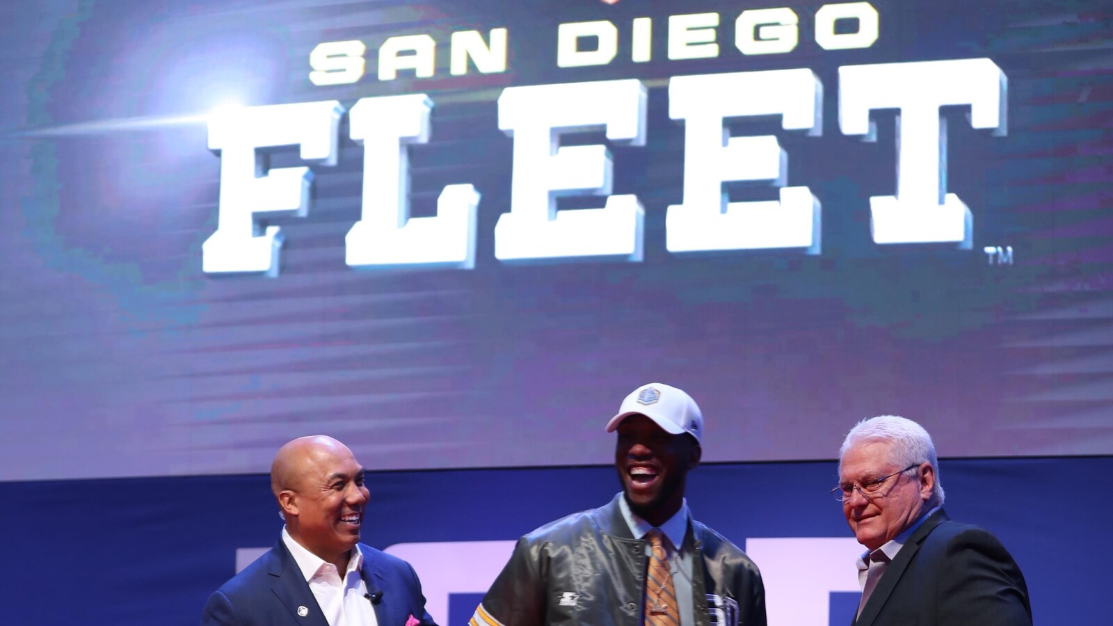 John Johnson, le premier quart retenu par l'Alliance américaine de football reçoit un veston de l'équipe de San Diego lors du repêchage