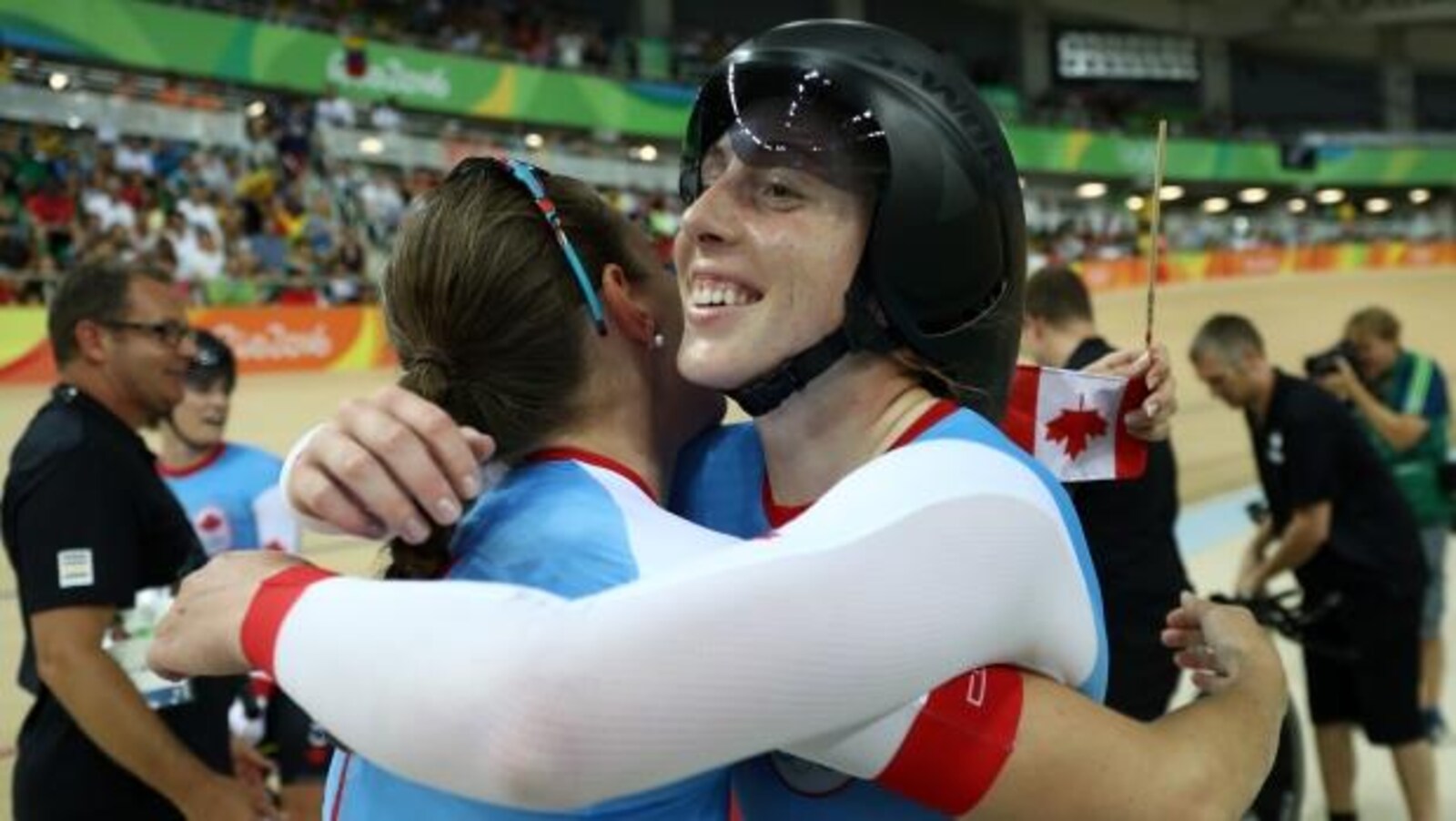 Allison Beveridge tout sourire après la conquête du bronze en poursuite par équipe aux Jeux olympiques de Rio