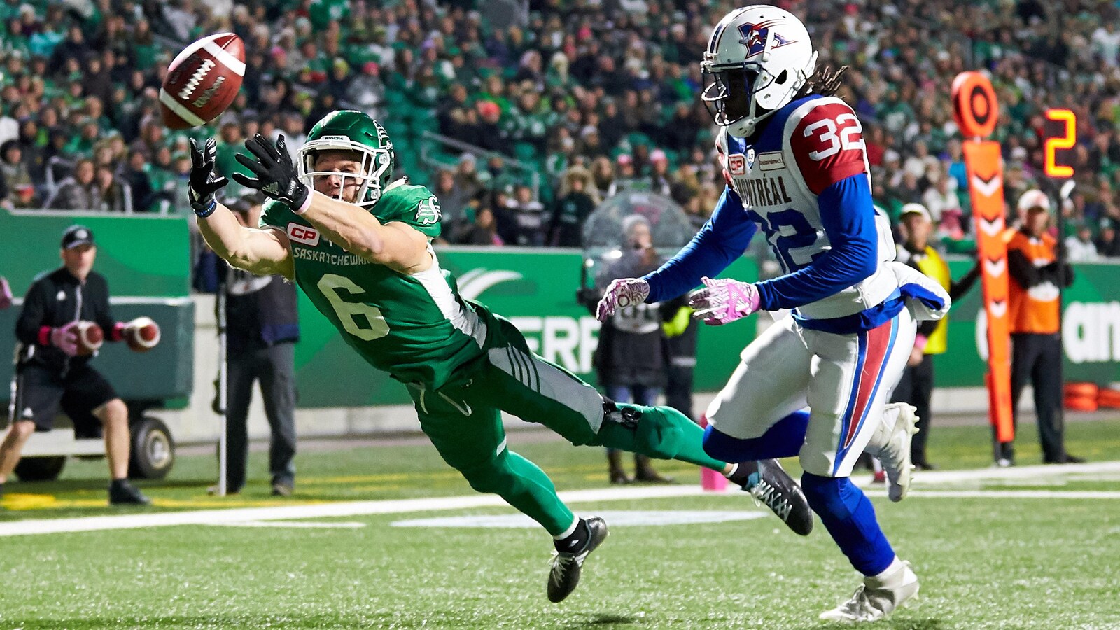 Rob Bagg des Roughriders et Tevaughn Campbell des Alouettes
