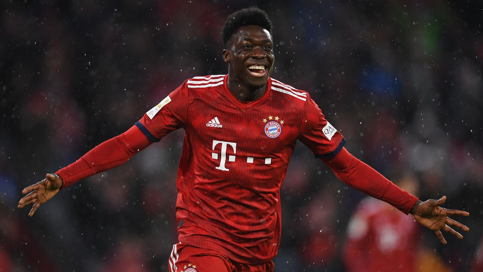Alphonso Davies célèbre son premier but avec le Bayern de Munich en Bundesliga.