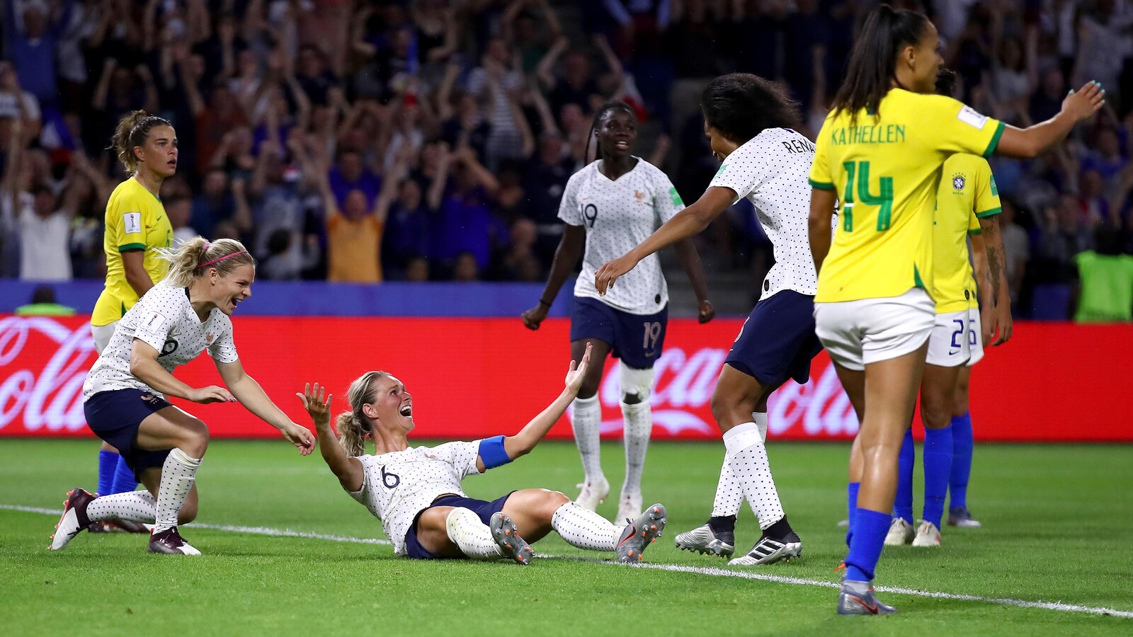 Amandine Henry (no 6) célèbre son but inscrit en prolongation.