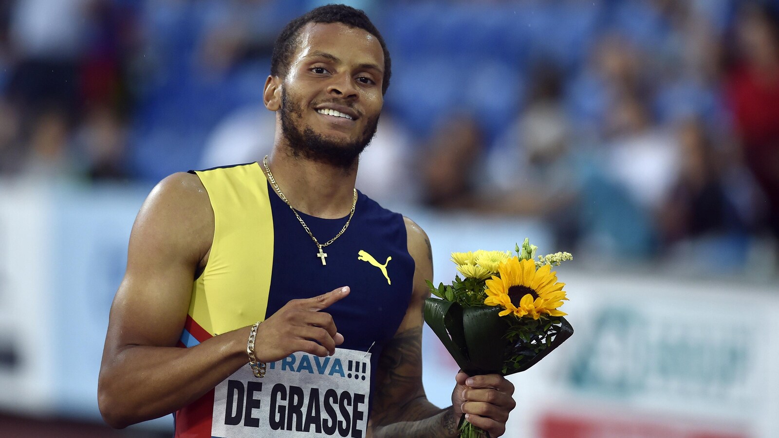 Il sourit pour la caméra après avoir remporté le 200 m des Crampons dorés d'Ostrava, en République tchèque.