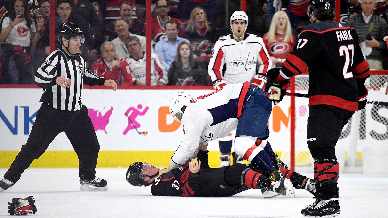Andrei Svechnikov (no 37), Alex Ovechkin (no 8) et Justin Faulk (no 27)