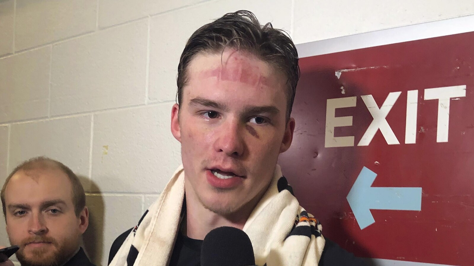 Andrei Svechnikov s'adresse aux médias après un entraînement des Hurricanes de la Caroline à Washington.