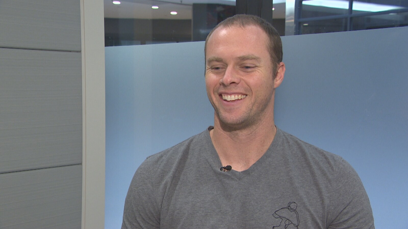 Andrew Albers en entrevue dans les studios de Radio-Canada.