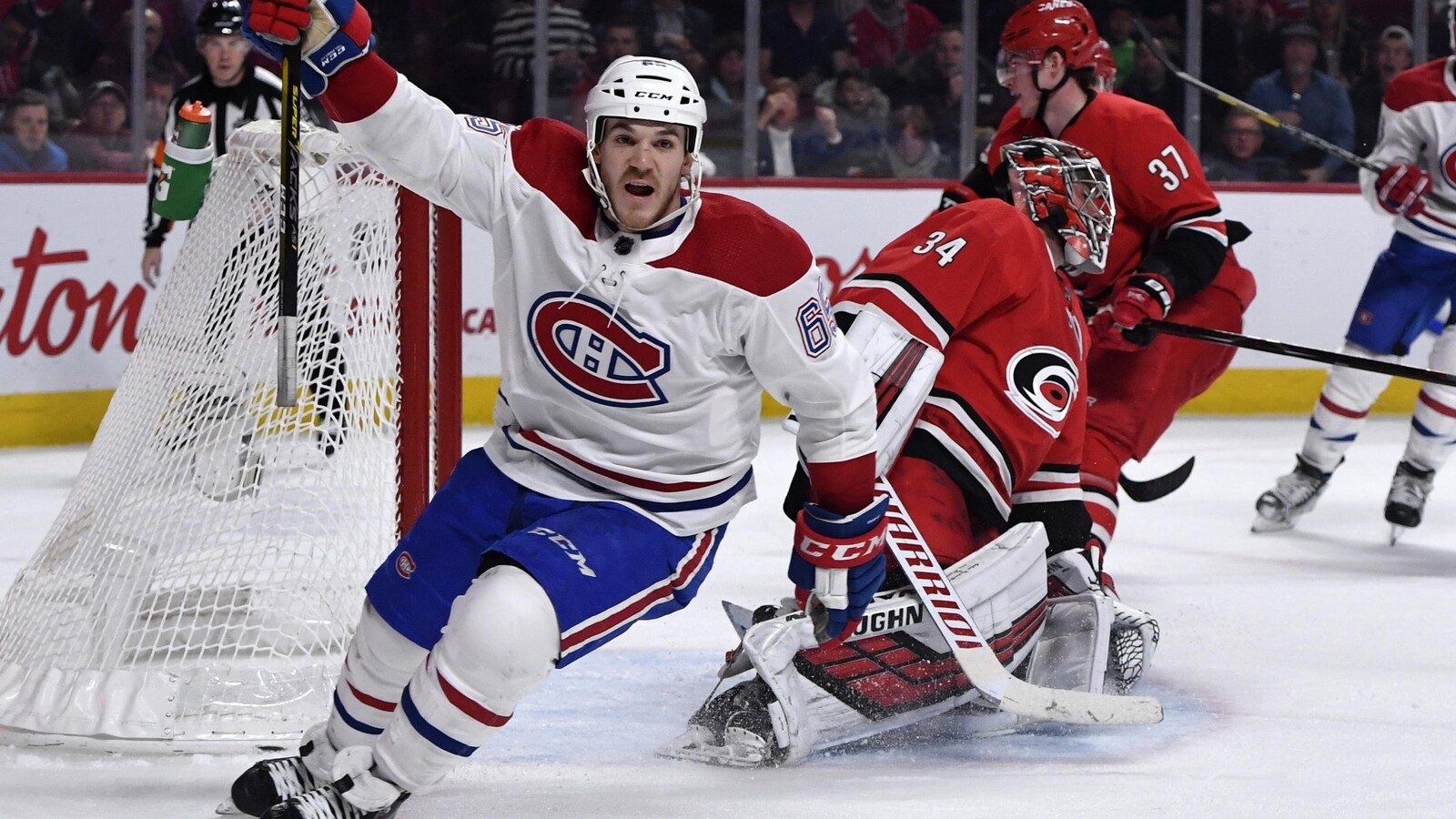 Andrew Shaw marque face à Petr Mrazek des Hurricanes en troisième période.