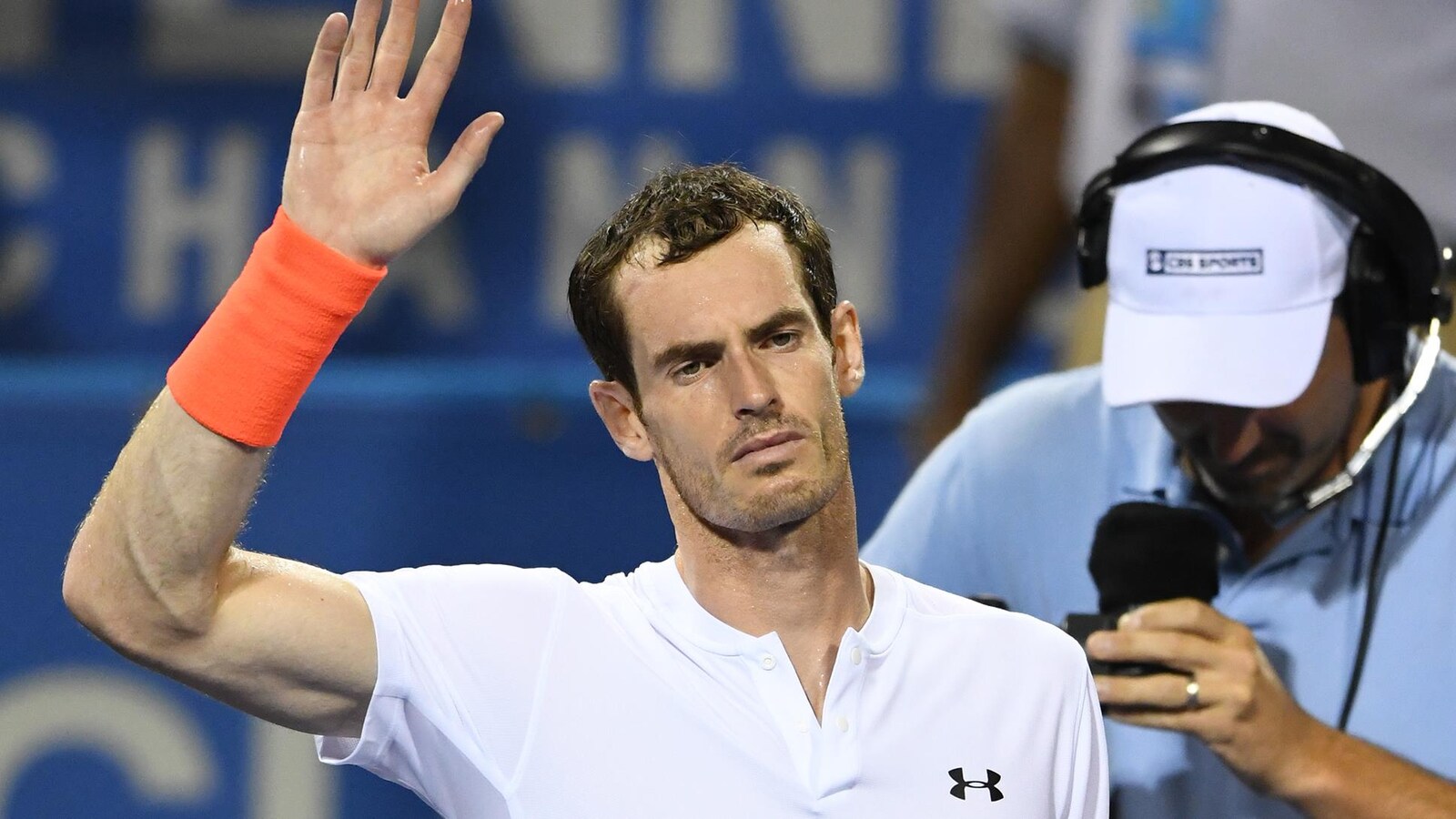 Exténué, Andy Murray salue la foule de la main.