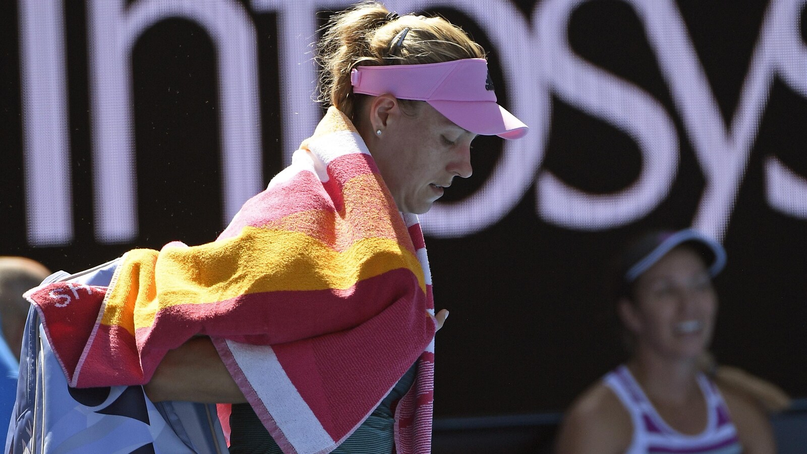 Angelique Kerber quitte le court après sa défaite aux mains de l'Américaine Danielle Collins.