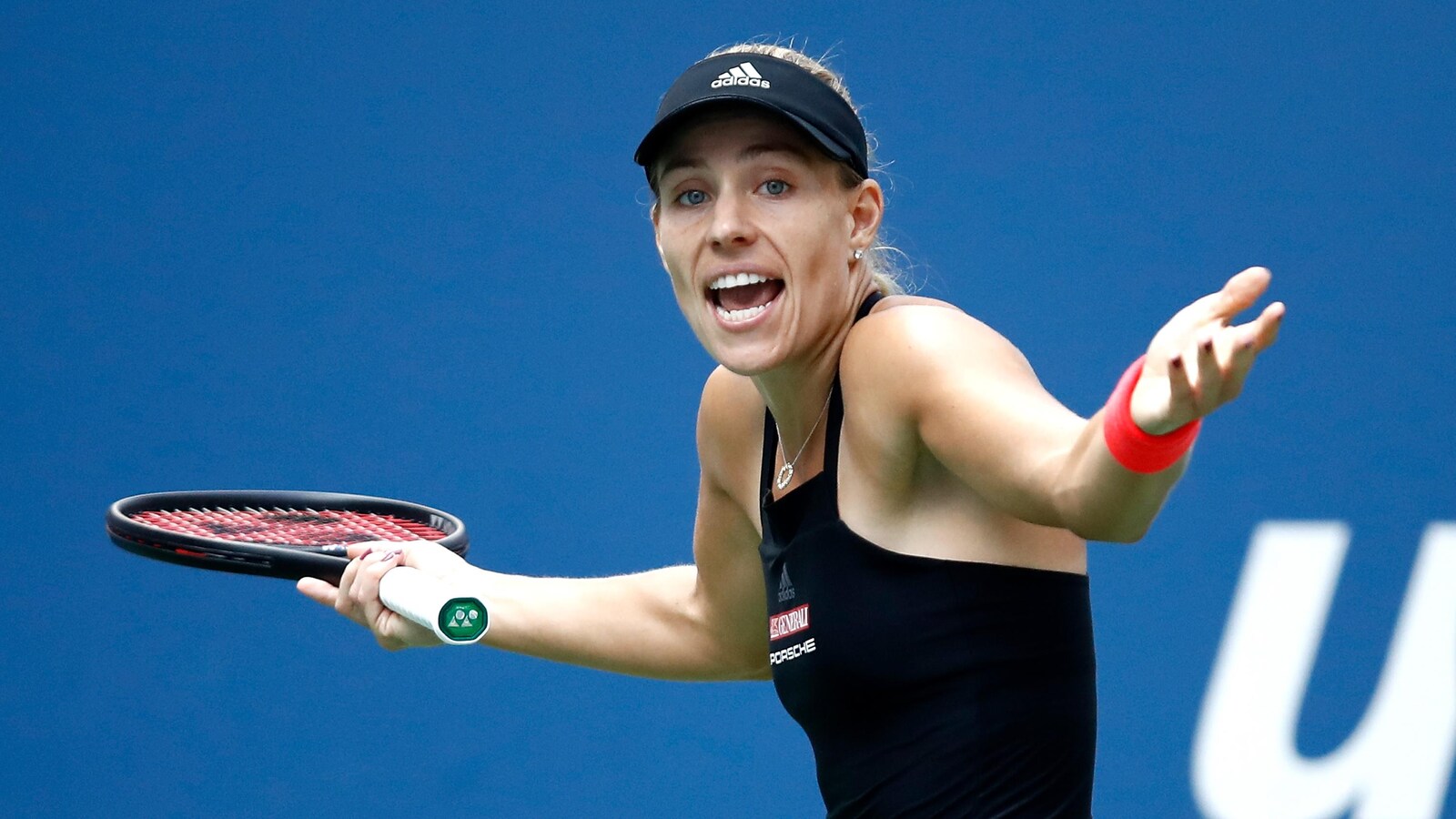 Angelique Kerber, contrariée, lève les bras