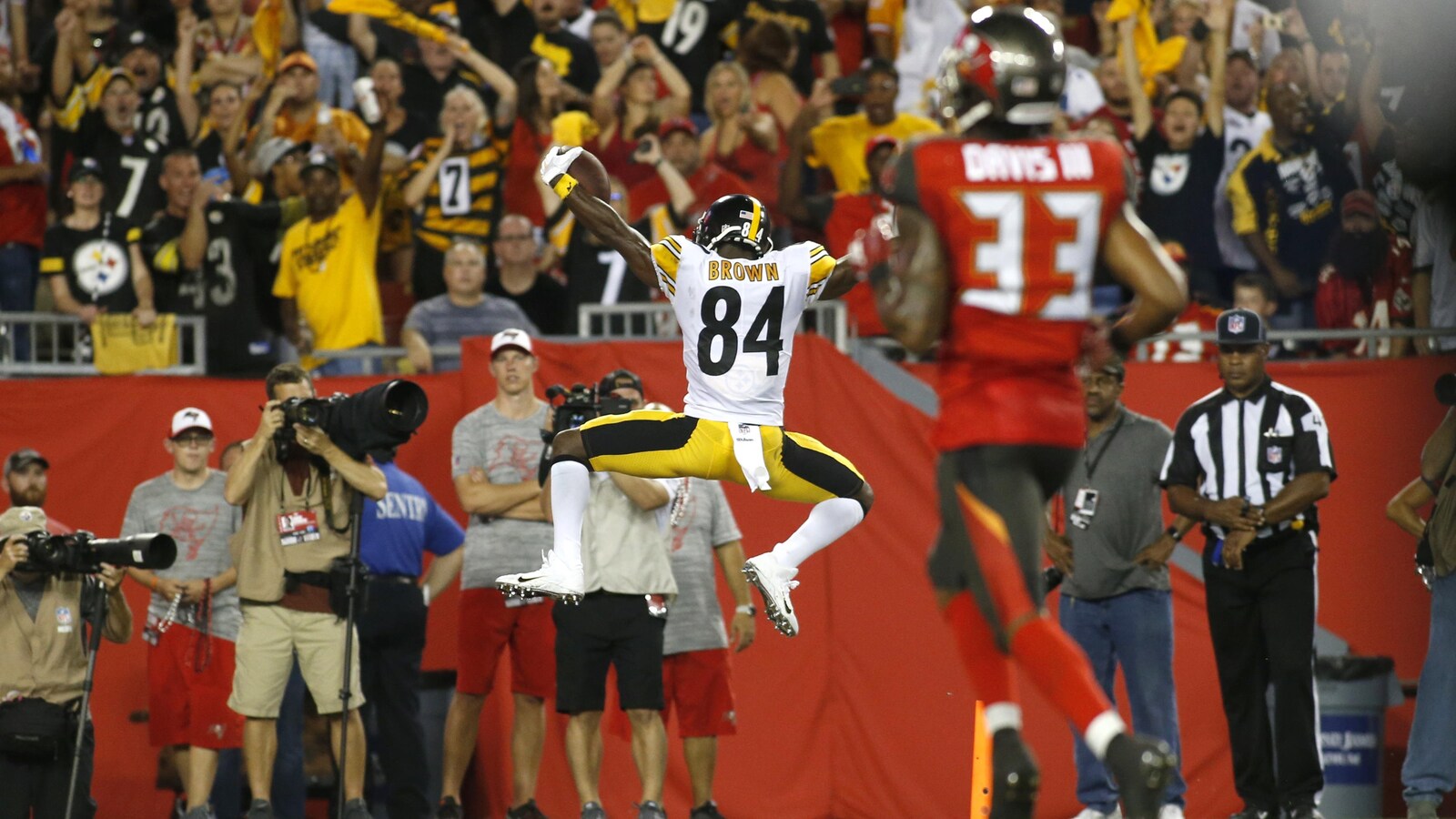 Antonio Brown (no 84) et Carlton Davis III (no 33)