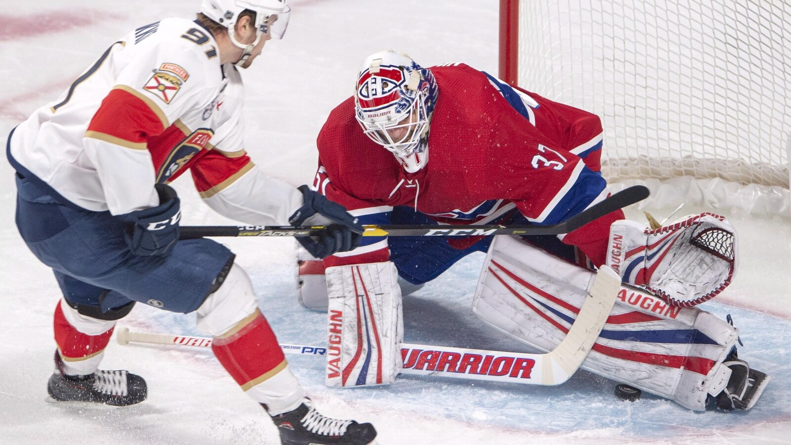 Le gardien du Canadien Antti Niemi stoppe un tir de l'ailier des Panthers Juho Lammikko.