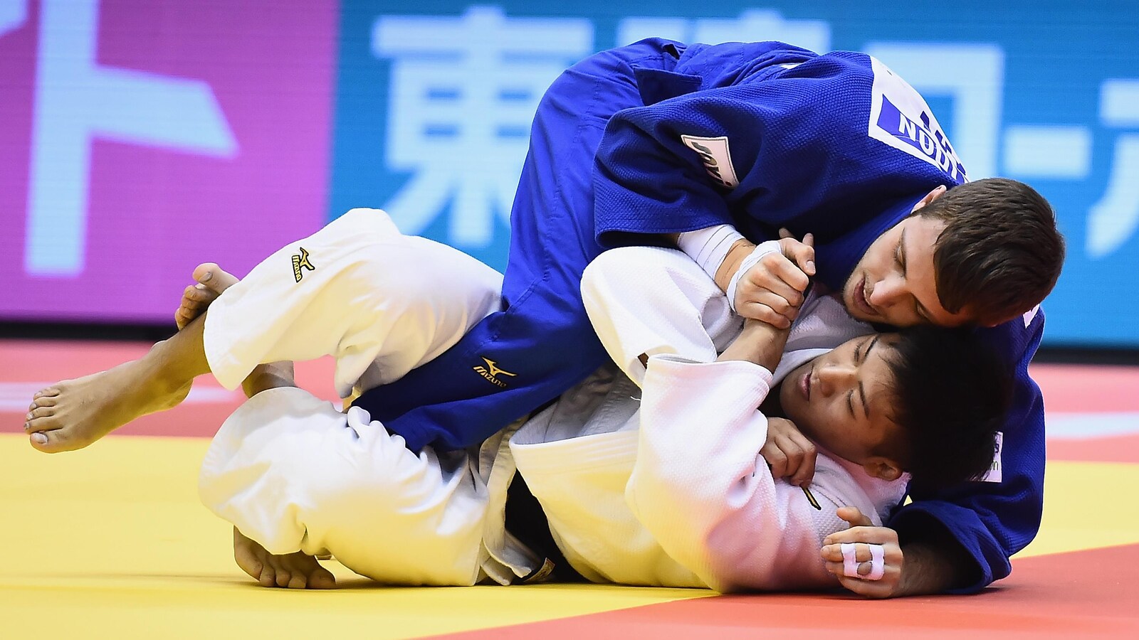 Arata Tatsukawa (en blanc) et Arthur Margelidon (en bleu)