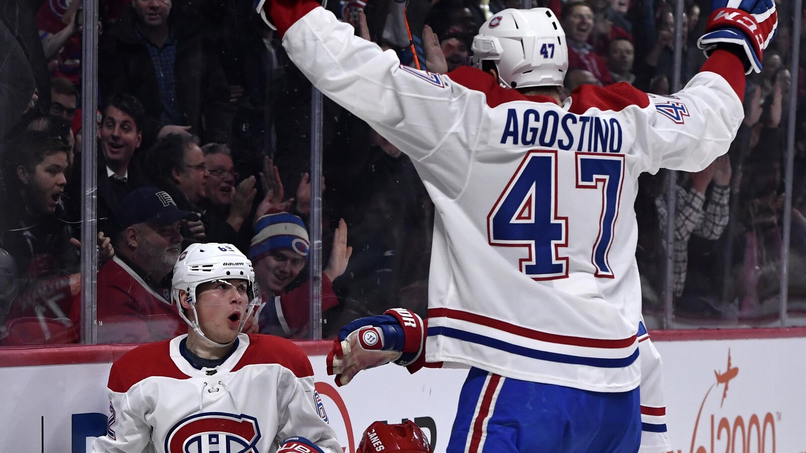 Kenny Agostino félicite Artturi Lehkonen après son but en troisième période.