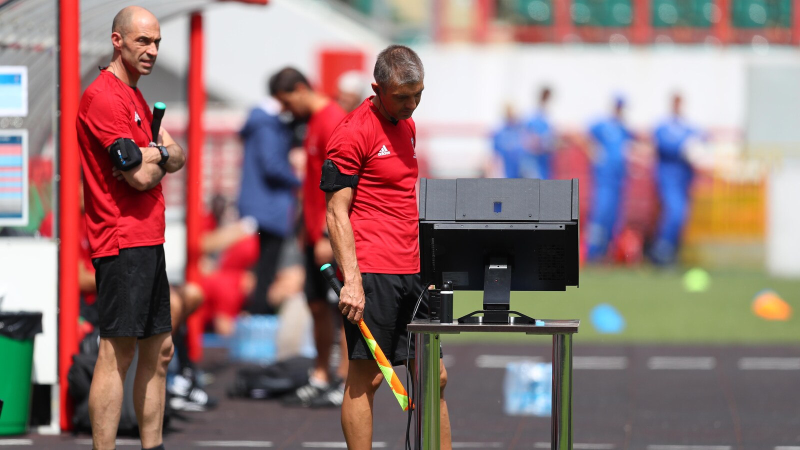 Deux arbitres testent l'assistance vidéo à l'arbitrage (VAR).