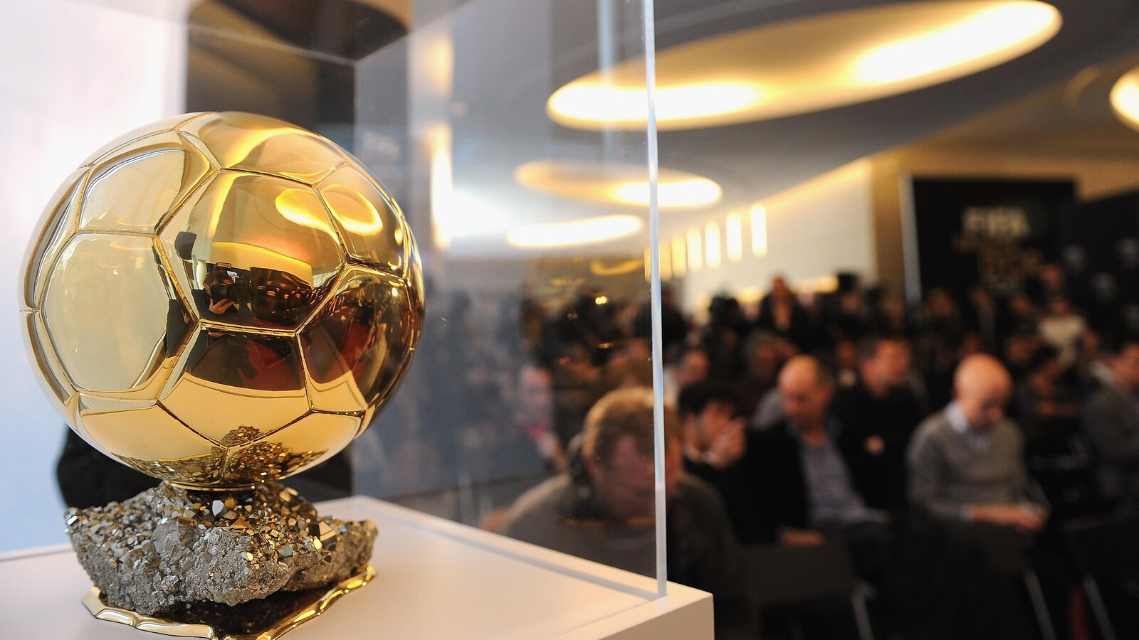 Le Ballon d'or dans un présentoir, pendant une conférence de presse