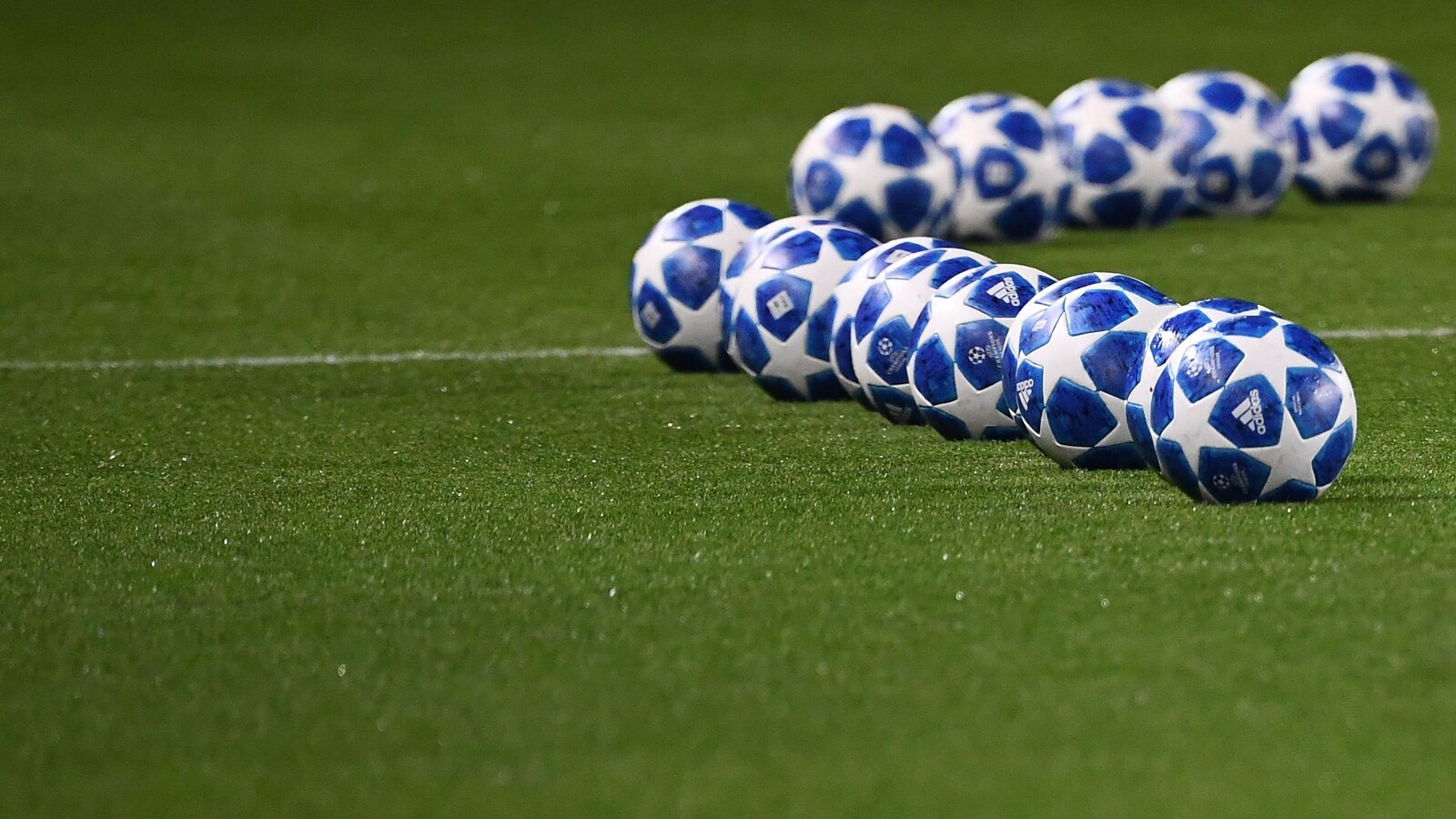 Des ballons de soccer avant un match de Ligue des champions