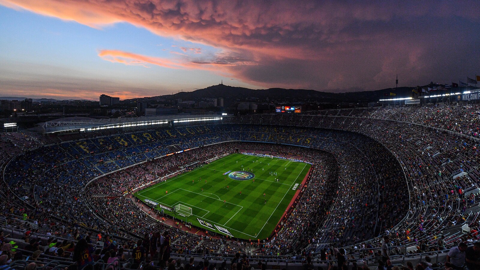 Une vue de haut du stade de soccer Camp Nou, situé à Barcelone