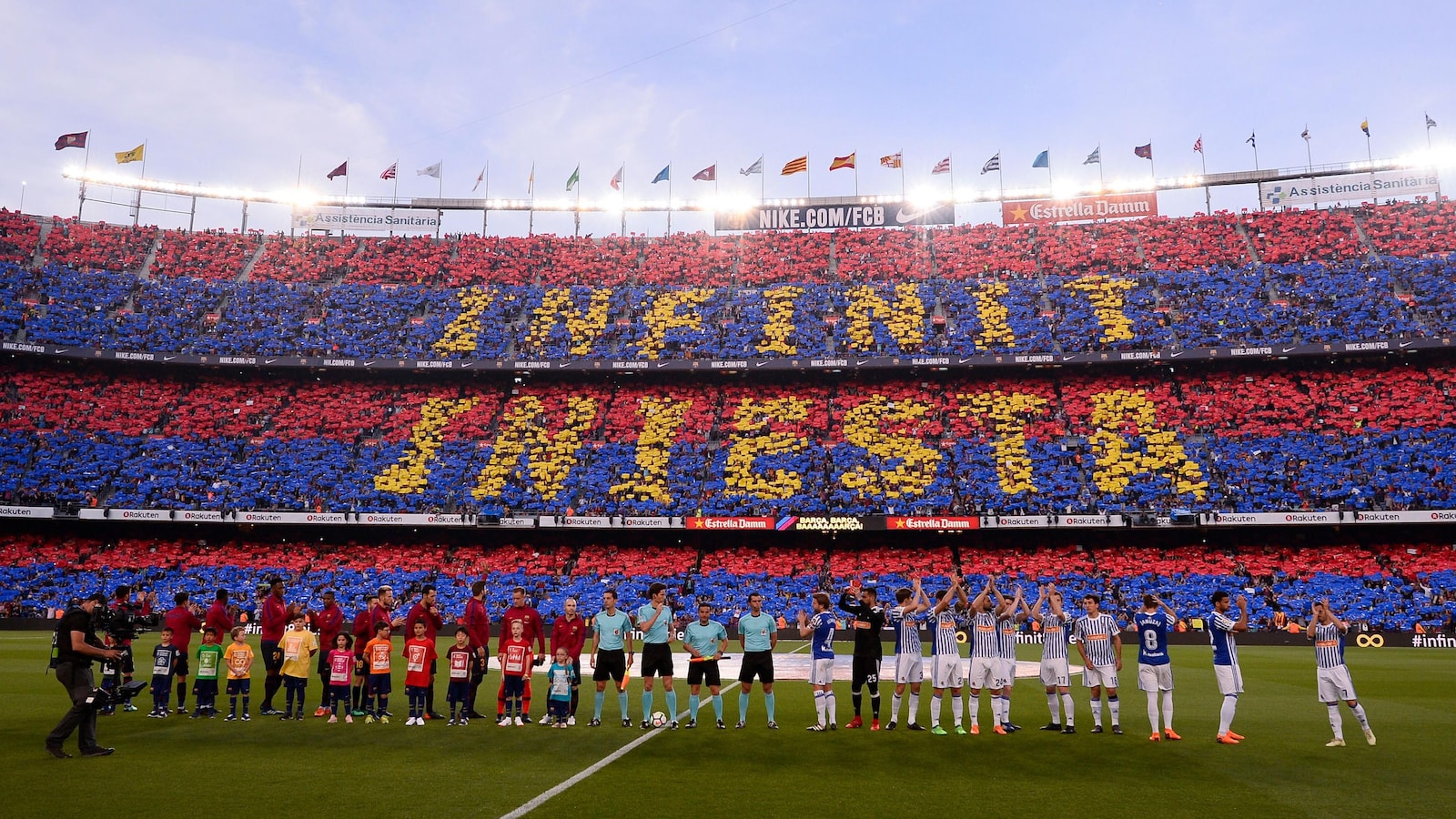 La foule au Camp Nou remercie Andrés Iniesta, à son dernier match avec le FC Barcelone.