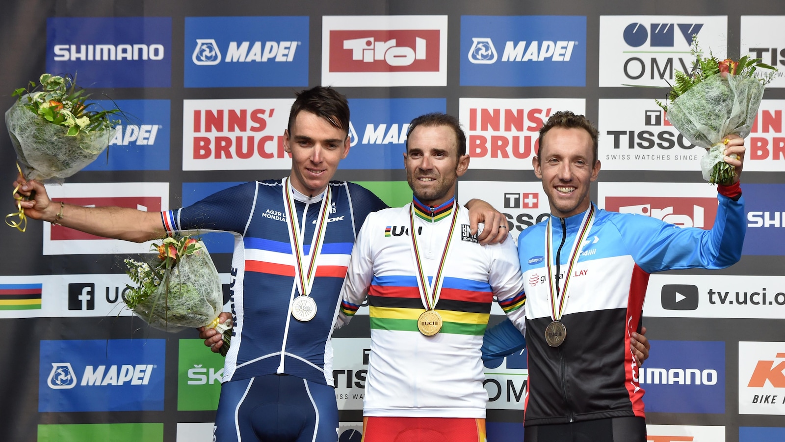 Le Canadien Michael Woods (à droite, bronze), sur le podium des Championnats du monde sur route, à Innsbruck, aux côtés du Français Romain Bardet (argent) et de l'Espagnol Alejandro Valverde (or)
