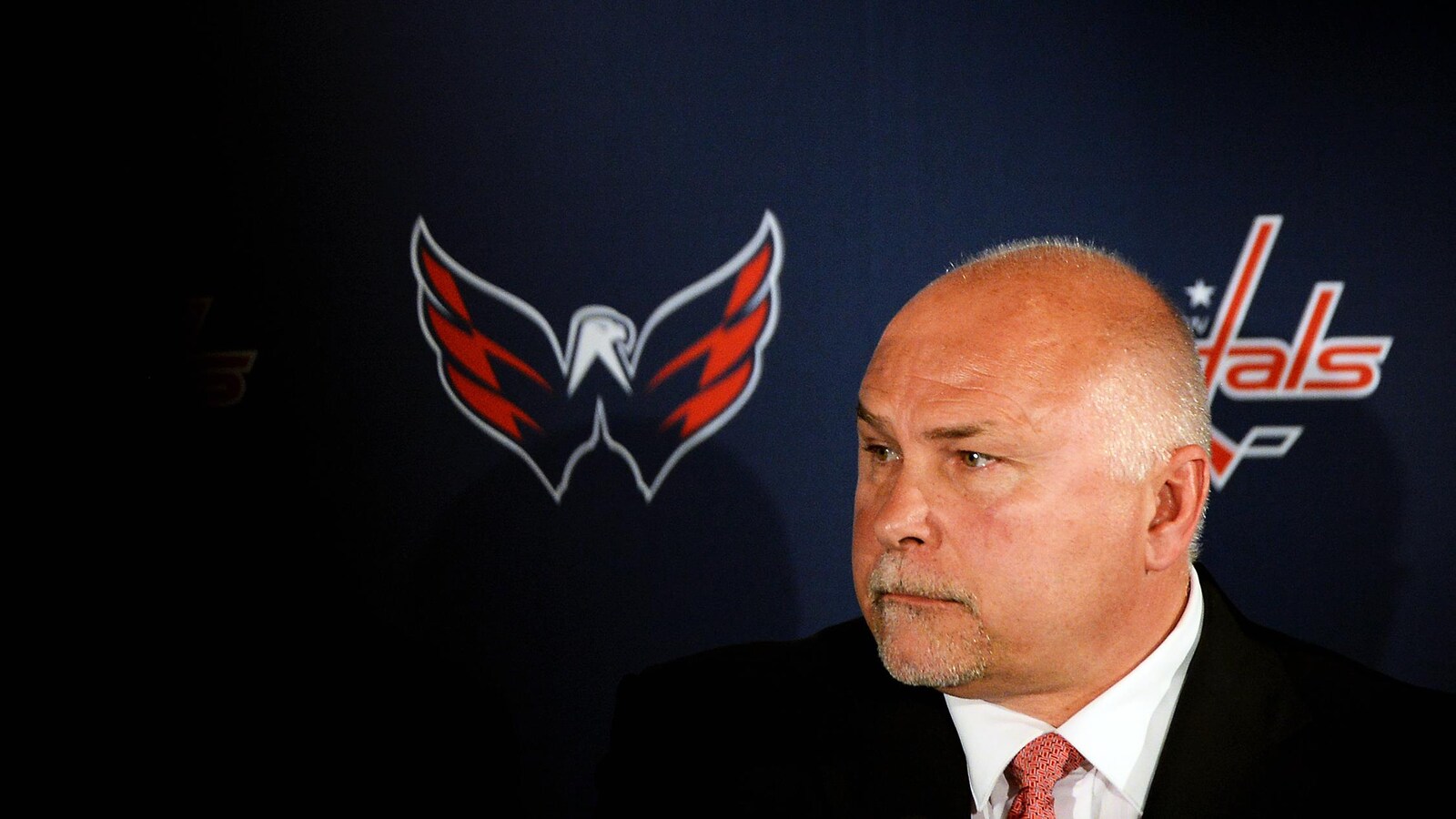 Gros plan de l'ancien entraîneur-chef des Capitals de Washington Barry Trotz en conférence de presse.