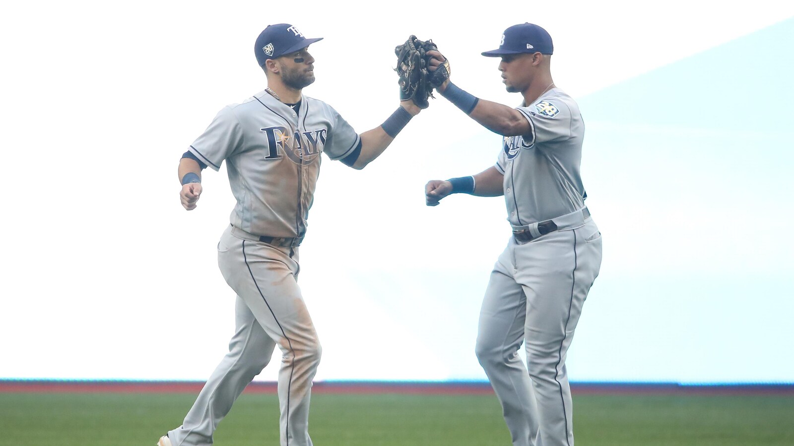 Kevin Kiermaier (à gauche) célèbre la victoire des Rays de Tampa Bay contre les Blue Jays de Toronto avec son coéquipier Carlos Gomez.