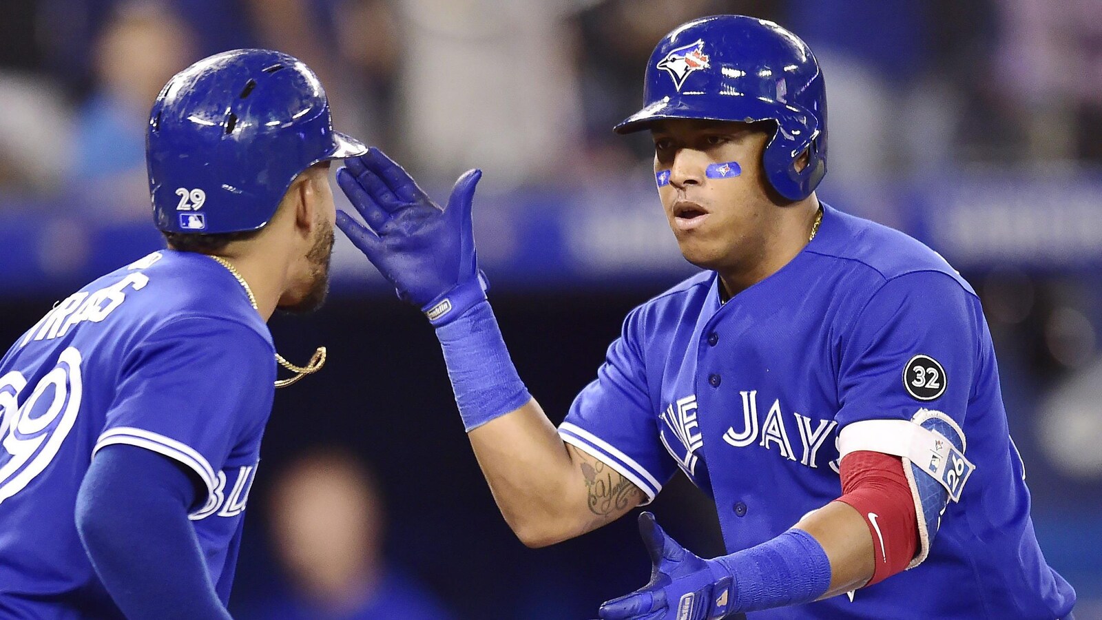 Yangervis Solarte (à droite) célèbre son circuit de deux points contre les Orioles de Baltimore avec son coéquipier des Blue Jays de Toronto Devon Travis.