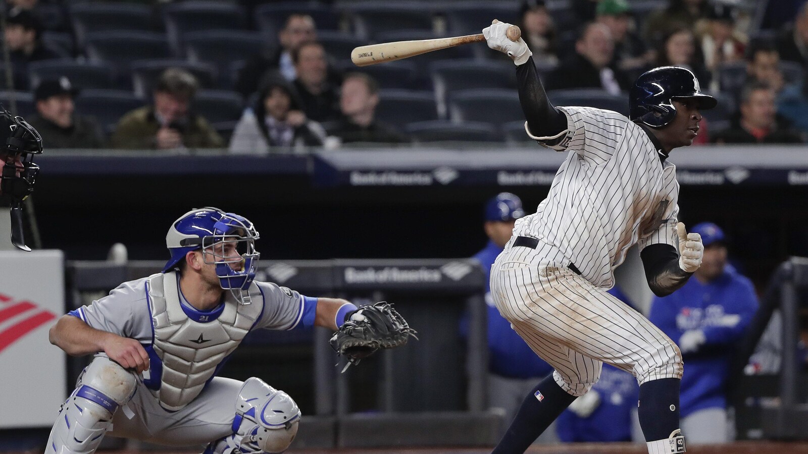 Didi Gregorius (à droite), des Yankees de New York, frappe un simple bon pour un point en cinquième manche contre les Blue Jays de Toronto.