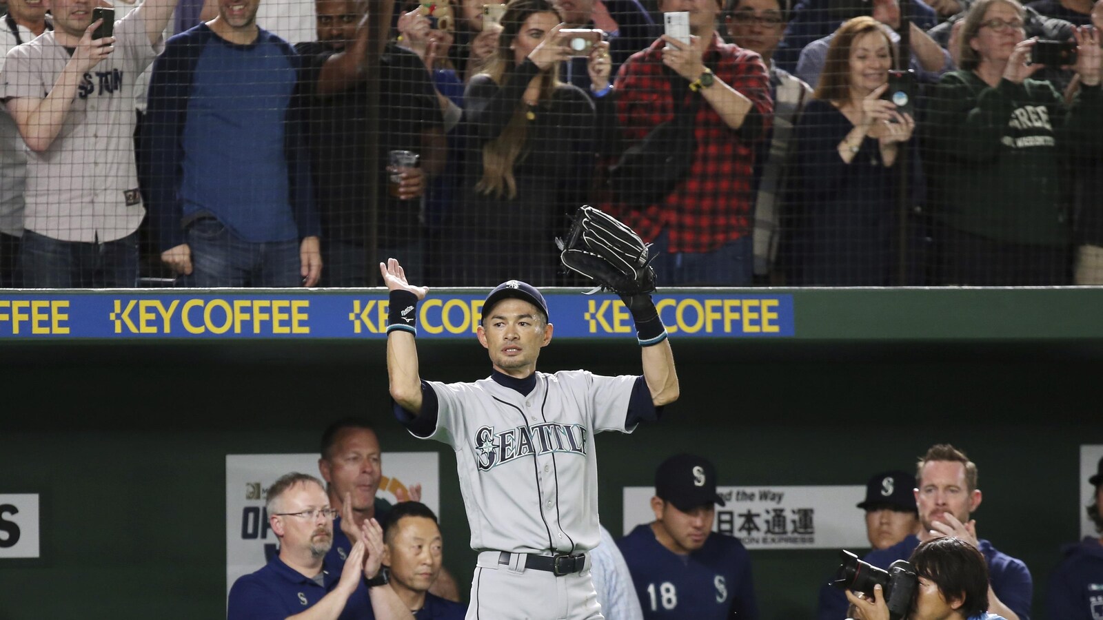 Le voltigeur des Mariners de Seattle salue la foule du Tokyo Dome en milieu de huitième manche à son dernier match dans le baseball majeur.