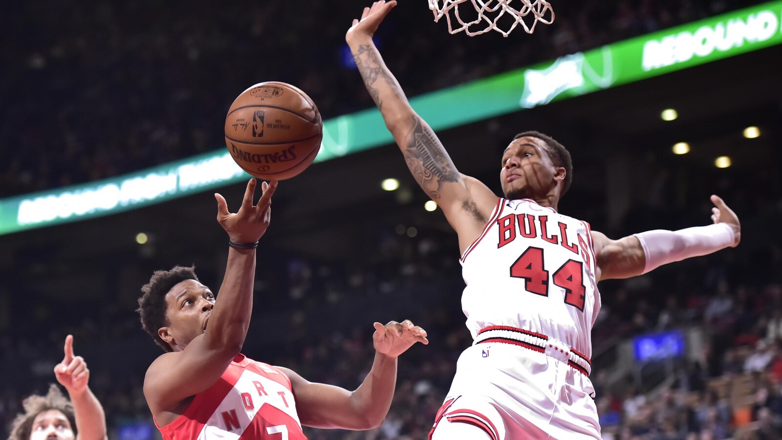 Kyle Lowry (à gauche) tente de se frayer un chemin jusqu'au panier devant Brandon Sampson, des Bulls de Chicago.
