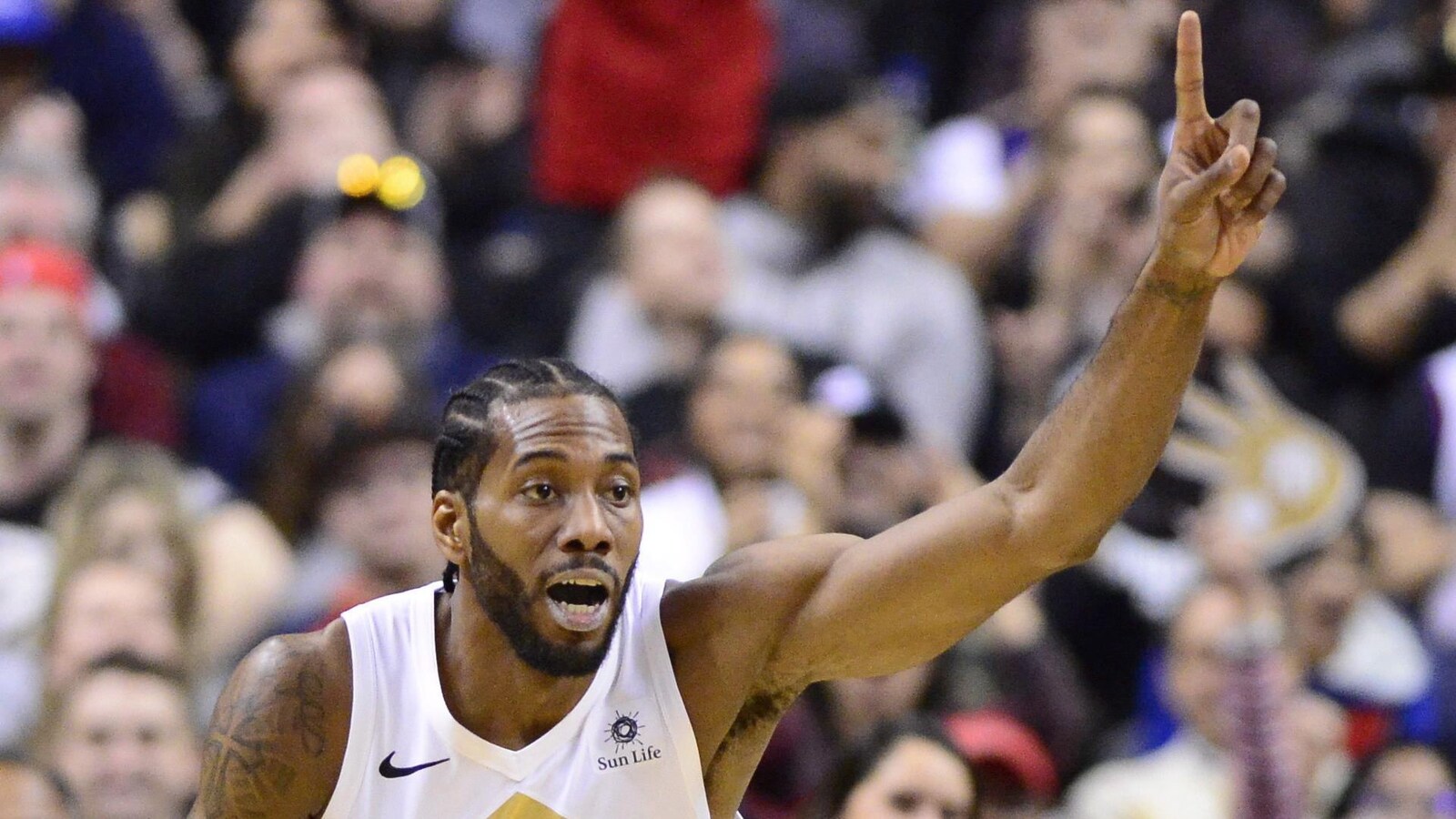 Kawhi Leonard, des Raptors de Toronto, célèbre un panier réussi contre les Nets de Brooklyn.