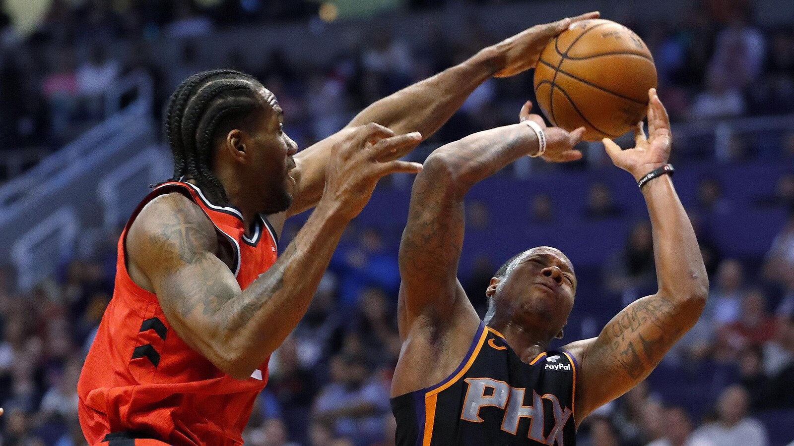 Kawhi Leonard (à gauche), des Raptors de Toronto, bloque un lancer d'Isaiah Canaan, des Suns de Phoenix.