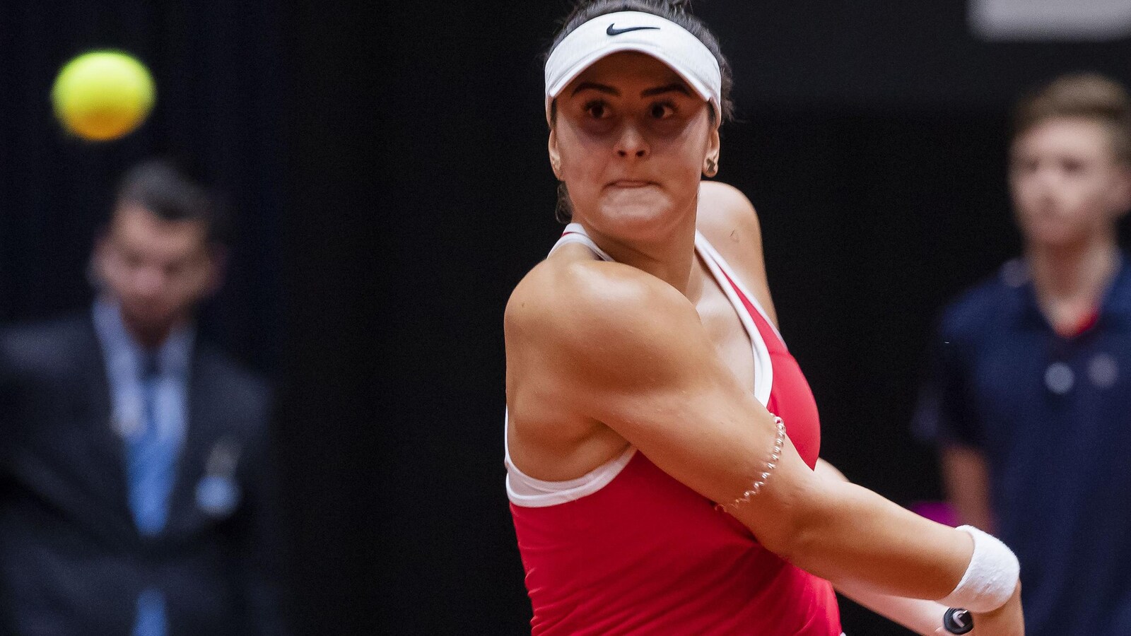 Bianca Andreescu fait une revers durant la Fed Cup aux Pays-Bas