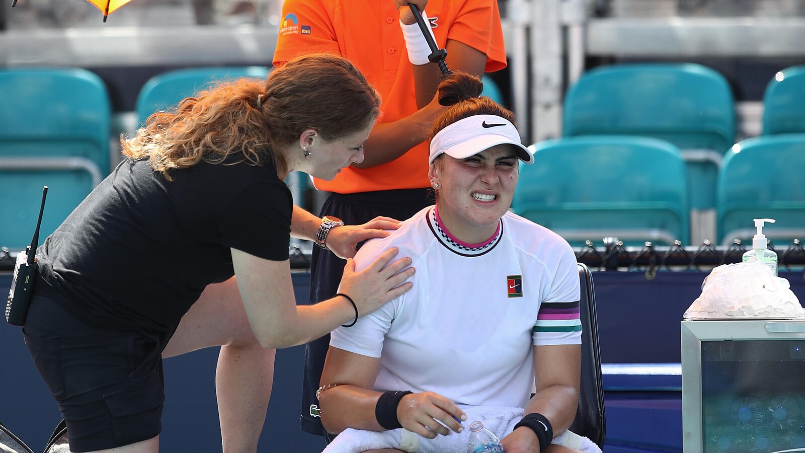 Bianca Andreescu reçoit des traitements.