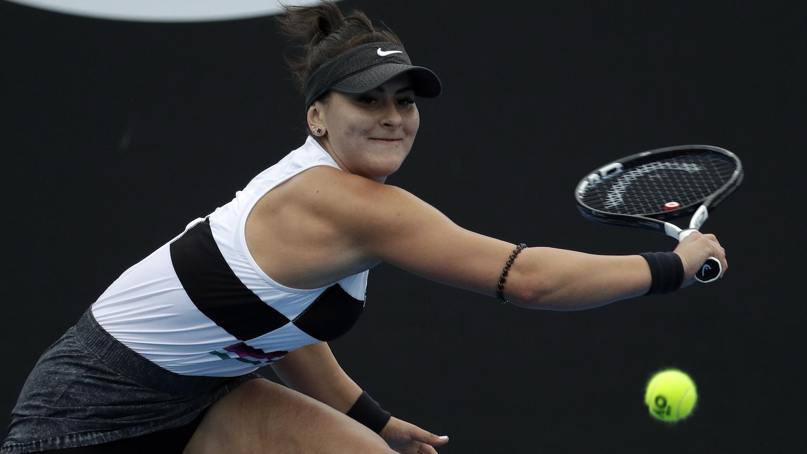 La Canadienne Bianca Andreescu renvoie la balle à la Lettone Anastasija Sevastova au deuxième tour des Internationaux d'Australie.