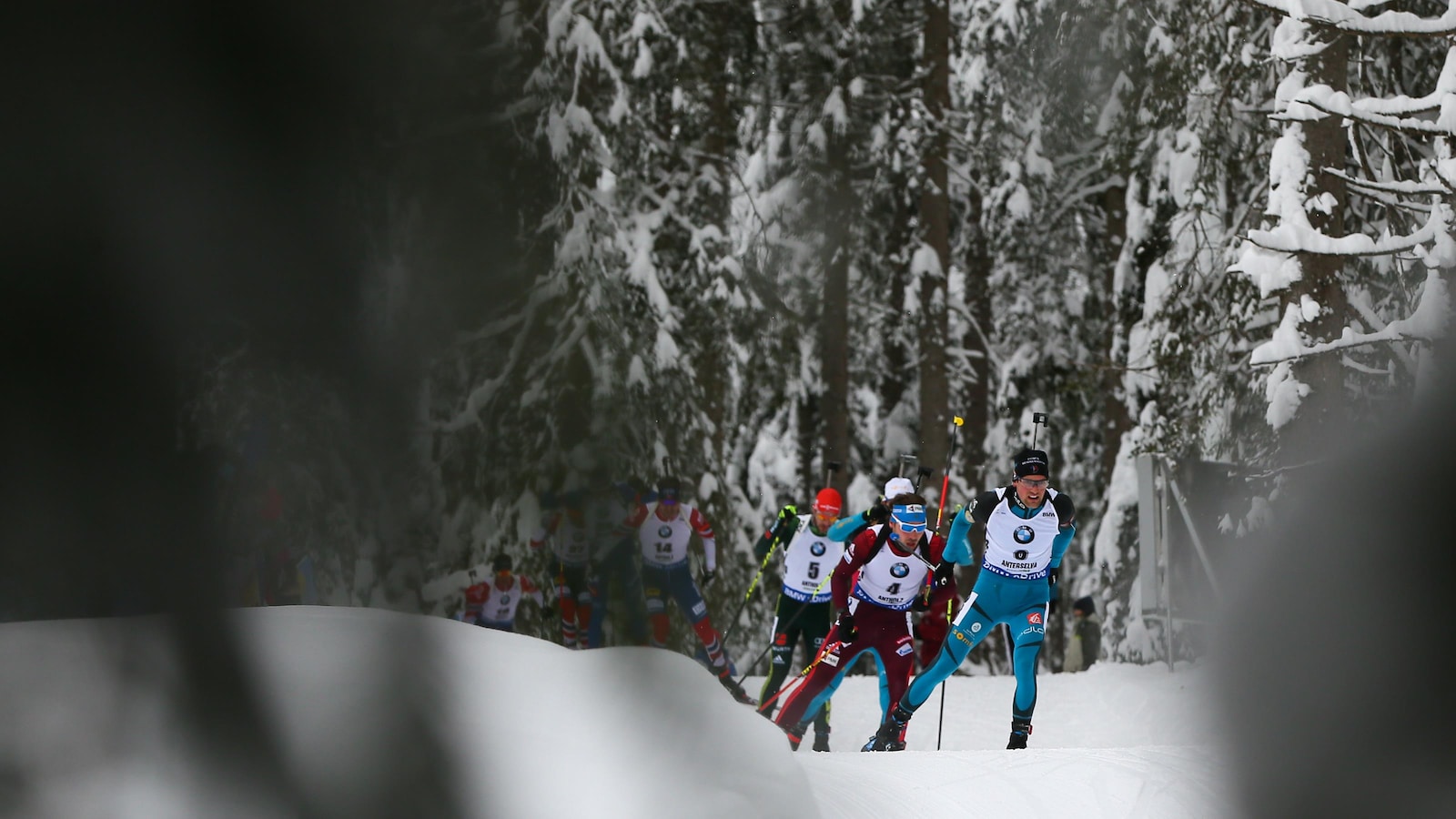 Des biathloniens en action aux Jeux olympiques